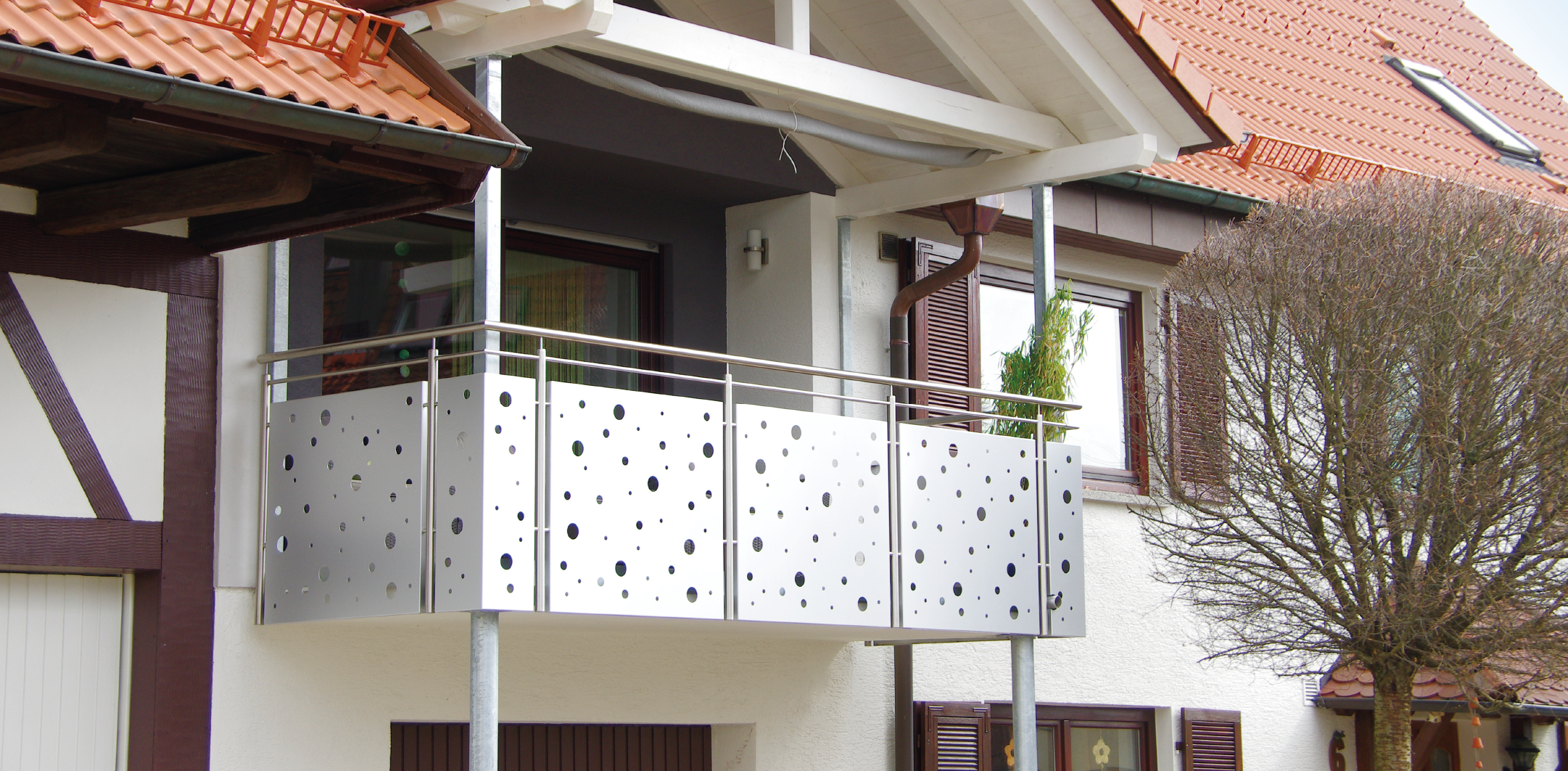 Balkon mit Lochblech-Geländer